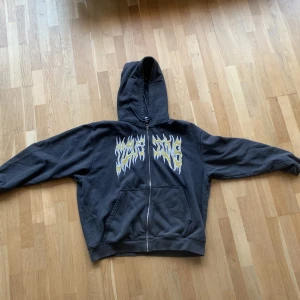 Zip Hoodie Weekday  - Storlek M Knappt använd  Pris kan gå ner vid snabb affär Weekday Zip Hoodie 