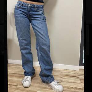 Ett par superfina blåa lågmidjade jeans ifrån weekday, använd fåtal gånger💕  Midjemått: 41x2 cm Innerbenslängd:82cm Fotvidd: 20x2cm