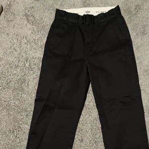Svarta dickiesbyxor - Säljer dessa superfina dickiesbyxor för de ej använd längre. Ser knappt använda ut😊