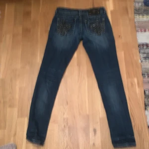 Miss me  - Säljer ett par miss me jeans i storlek 25 jag var dum o såg inte att det var skinnet jeans så säljer nu dom dom är i super bra skick tänker mig 450 kr för dom.