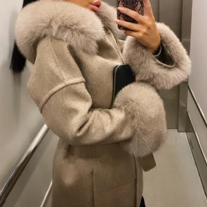 Kappa med päls  - Säljer en superfin kappa från Borninstockholm.se. Köpte den för 3800:- och använde den bara några ggr, så den är som ny!  Kappan är i ull och cashmere mix med äkta avtagbar päls. Butiken rekommenderade att man kemtvättar kappan. Passar storlek 34/36