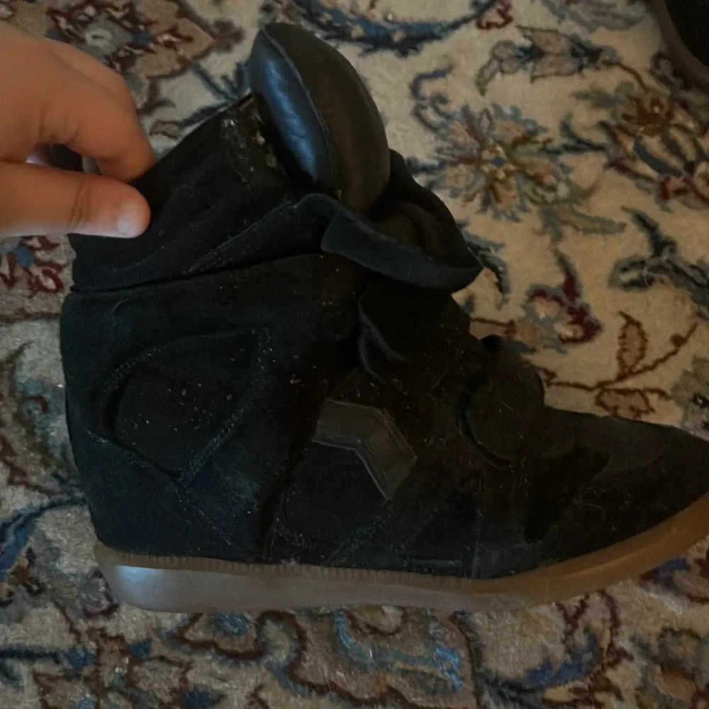 Isabel marant sneakers svarta med mocka och läder storlek 37, går att förstora eller förminska med banden som finns på skon. Skor.