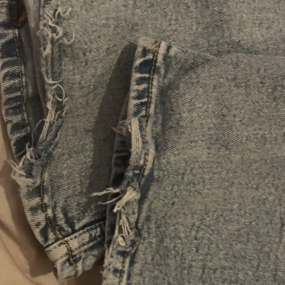 Sjukt fina jeans från hm💕 bra skick men lite slitna längst ner på benen, ny pris: 249 mitt pris 150💗 hittade inte samma färg på hemsidan men man kan se på den sista bilden hur dom ser ut💕. Jeans & Byxor.