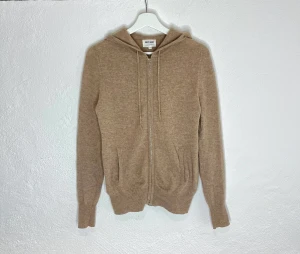 Soft Goat zip hoodie - Riktigt snygg Soft Goat zip hoodie i beige. Storleken är M i damstorlek men passar även S på killar. Nästan aldrig använd så den är i mycket bra skick 