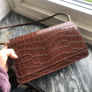 Patent Leather Shoulderbag  - Chic patent läder väska som sitter bra på axeln!