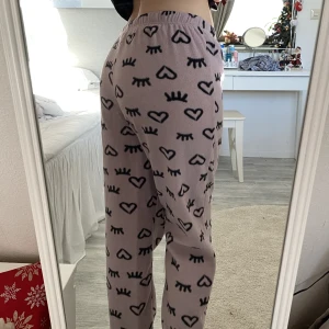 Pyjamasbyxor - Söta pyjamasbyxor i storlek M, men passar också XS/S 💗 använda ett par gånger!
