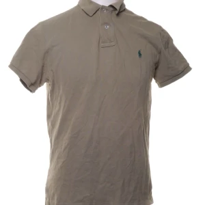 Ralph Lauren piké - Riktigt snygg Ralph lauren piké i riktigt skick med ett riktigt bra pris för endast 250kr.🙌🏻 Har massa olika färger så det är bara att skriva eller kolla igenom min profil och kolla om ni hittar något intressant🤝🏻