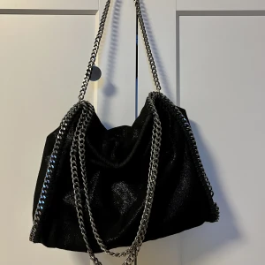 Stella mccartney  - Säljer min stella mccartney liknade väska. Väskan är i felfritt skick och använd endast några få gånger. Bra väska där man får plats med mycket i! Många fack som gör det enkelt att organisera upp sina grejer. 
