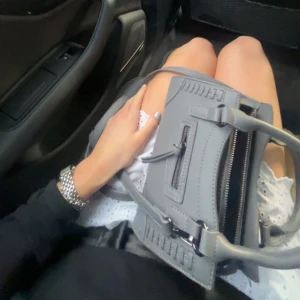 Grå miniväska 🩶 - Supersnygg och trendig väska från Gina Tricot🥰 Väldigt rymlig trots sin storlek! Välanvänd men i fint skick. 