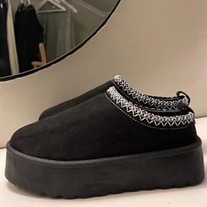 Fake uggs - Jätte fina fake uggs i nyskick!!🫶🏼Säljes då d var för stora för mig så endast testade inomhus🤍(tryck gärna på köp nu knappen)