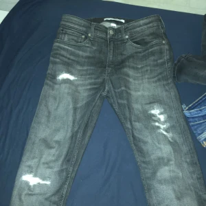 Calvin Klein Jeans - färgen är Grå/svart