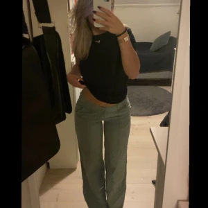 Lågmidjade byxor  - Säljer dessa fina lågmidjade byxor. Dem är i jätteskönt material och sitter jättebra på 