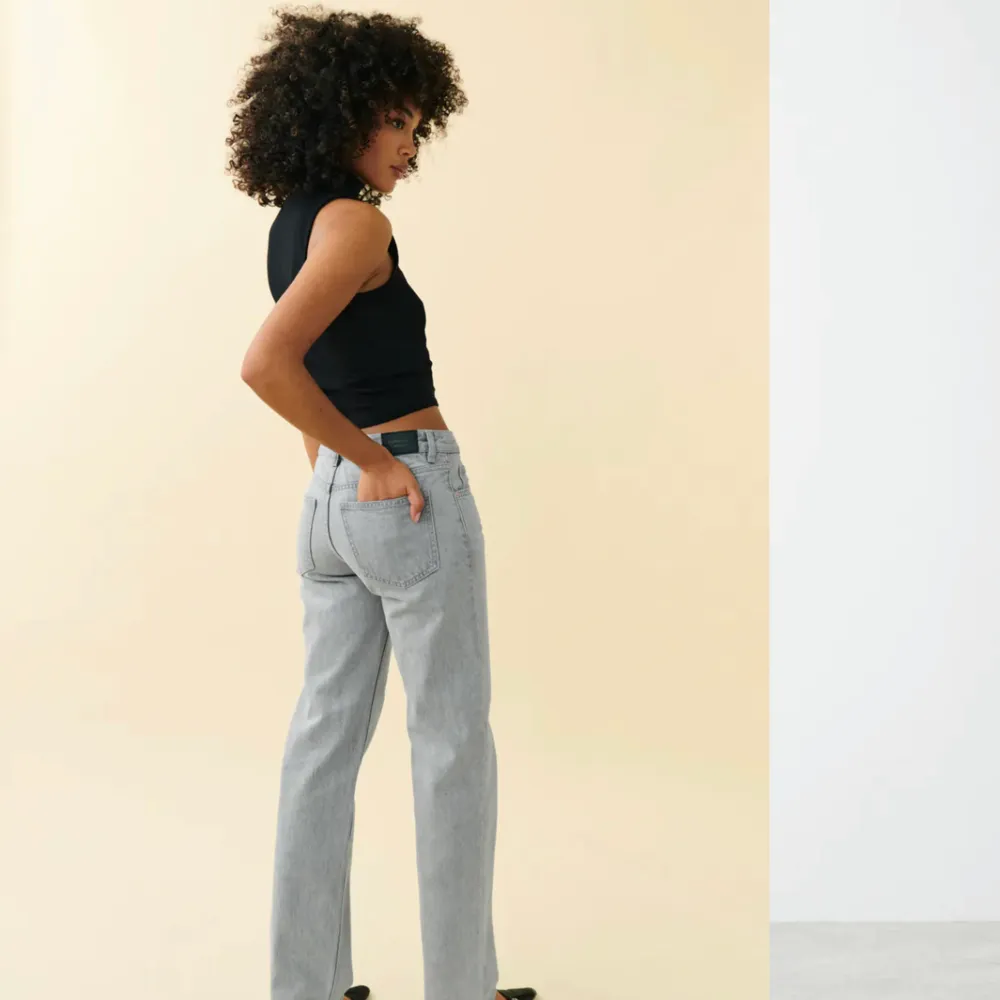 Säljer dessa slutsålda grå jeansen från ginatricot!🥰. Jeans & Byxor.