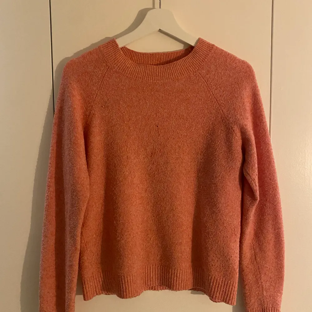 Säljer min laxrosa typ vero Moda tröja då jag har andra tröjor som jag hellre andvänder  Andvända flitigt men ändå sparsamt och  i bra skick. Tröjor & Koftor.