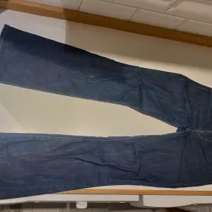 Mörkblå bootcut jeans från levis💙Väldigt snygg passform😁