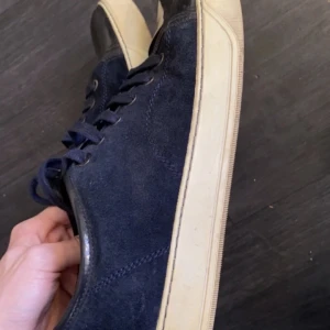 Lanvins - Hej! Byter bara ett par lanvins mot andra skor, 41-42(7) som har ett ny pris på 4600 kr skicket är 8/10, med svart captoe och marinblå Mocka, fler bilder i dm