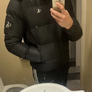 CK VinterJacka - Säljer min gamla varma Calvin Klein vinterjacka pga att jag har växt ut det otroligt snygg och väldigt bra kvalite. Storlek M men passar S