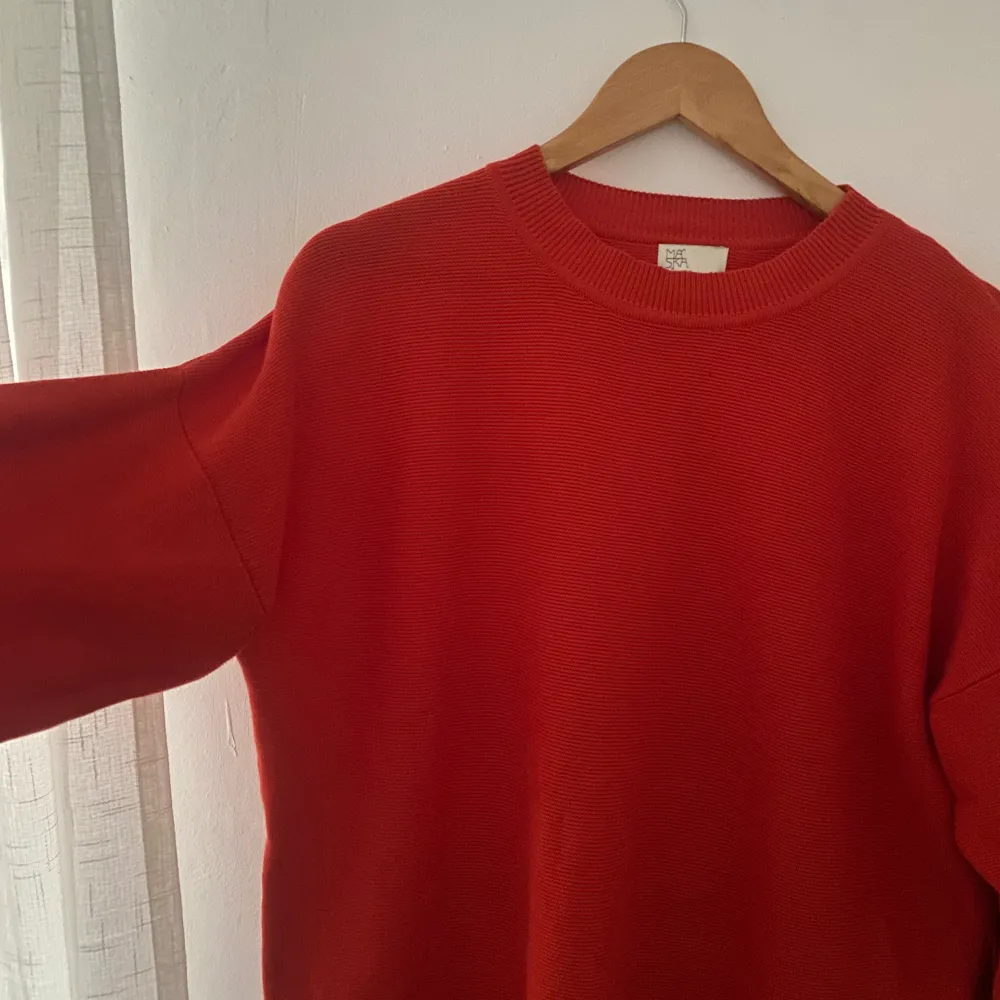 Mysig röd stickad tröja, knappt kommit till användning och är som nu. Från maska som har bra kvalitet på kläderna, därav det lite dyrare priset.  Ytterligare frågor? Hör av dig! 💕. Tröjor & Koftor.
