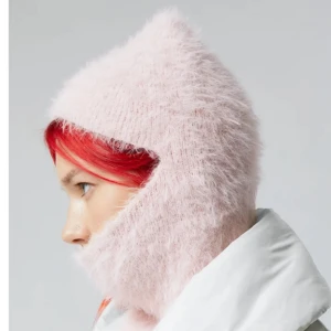 Rosa balaklava  - Rosa balaklava i onesize