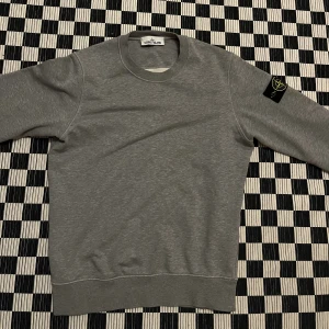 Stone island tröja  - Säljer nu min stone island tröja. Den är i väldigt bra skick med inga defekter. Knapp använd!   Hör av dig om du undrar något //Noa