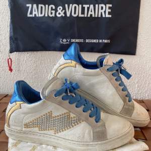 Säljer mina Zadig & Voltaire sneakers. Dem har lite slitage (se på bild), men det tillkommer dustbag! (Kan gå ner i pris till 1000 vid snabbt & smidigt köp - innan tisdag 21/11)💙