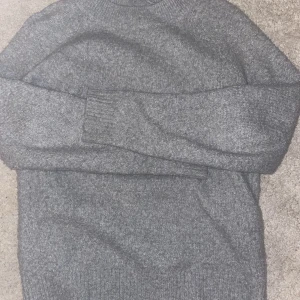 Grå stickad tröja - Lite nopprig men jätte mjuk och jättefin på!