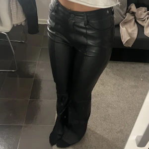 Skinn byxor  - Väldigt fina byxor och de är helt nya, de är skinn byxor som sitter perfekt. Storlek S 🩷🩷