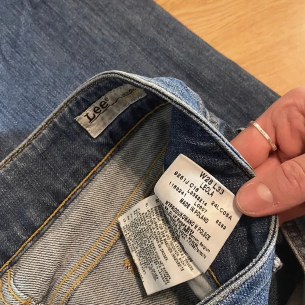 Jättefina lågmidjade bootcut jeans från lee. (lite små i stl) Mått:  midjemått - 39 innerbenslängd - 78. Jeans & Byxor.