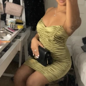 Olivgrön klänning  - Jätte fin olivgrön klänning men använder inte den längre. 