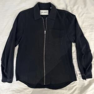 Our Legacy overshirt - Overshirt från Our Legacy säljes då den inte kommer till användning. Skicket är gott, förutom att sömm på rygg och armbåge är något slitna. Dock inget jag tycker märks när den sitter på. Nypris ~2 800kr. Storlek 48, sitter ungefär M. 