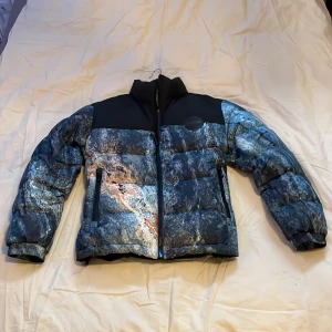 Hugo Boss Puffer jacket - Tja nu säljer jag min Hugo Boss puffer jacket. Den är knappt använd endast ett femtal gånger. Perfekt för vintern🧧Skicket är 9/10🧧det är bara att hängaren har låtsat på ena sidan. 🟩Nypris är 4200🟩. Hör av dig vid minsta fråga eller fundering🙌