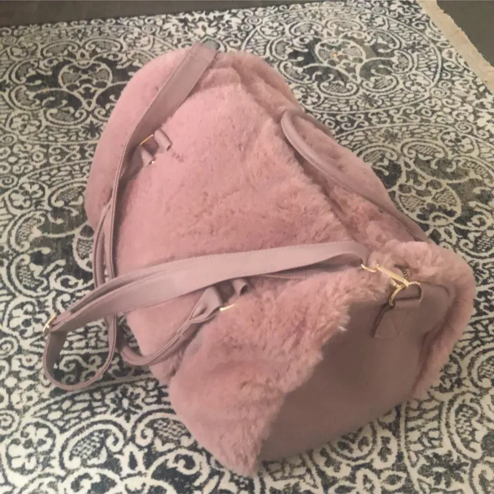 Såååå snygg pälsväska som passar perfekt till resan gymmet och varför inte till skola.😁I nyskick och rymmer mycket❤️. Väskor.
