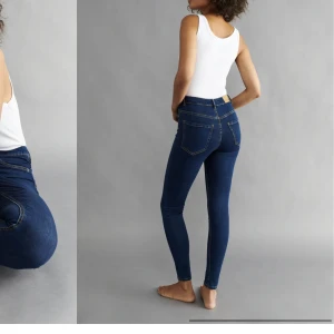 Molly storlek L  - Oanvända Molly byxor storlek L i mörk blå färg  Finns i Malmö  Nypris 359kr säljs för 200