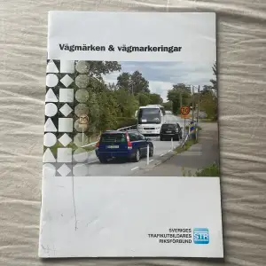 Vägmärken och vägmarkeringar häfte.  MITT PRIS: 45kr Några enstaka sidor är skrivna på men inget som störs! Kontaka gärna mig vid fler frågor!📚🚗🤩👍🏼