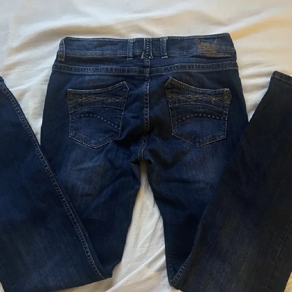 Blåa ursnygga vintage Lindex jeans, de är i storlek 38 och säljer då de inte riktigt passade i längden, ursnygga och bra kvalitet, skriv vid frågor. Jeans & Byxor.