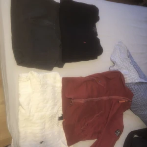 Ralph lauren och Parajumper tjocktröjor - Obs mycket dålig bild. Om någon har intresse för plaggen så är det bara att skriva. Säljer plaggen mellan 200-400 kr, priset går att pruta. Storlekarna är xs och S. Tar fler bilder vid intresse 