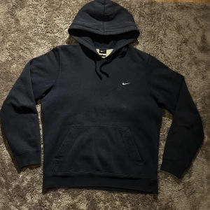 Nike hoodie - Hoodien är envärd några gånger men är i relativt bra skick och har inga fläckar. Tröjan passar mig bra och jag är ca 185 cm lång. 