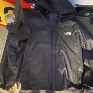 The North face jacka - En skit Nice The North face jacka. Jackan har fleece på insidan vilket gör den mycket varm. Står att de är storlek L Men tror de är barn så den passar Xs/S. Jackan är näst intill oanvänd så absolout inga skador. Skriv gärna om ni har frågor😁