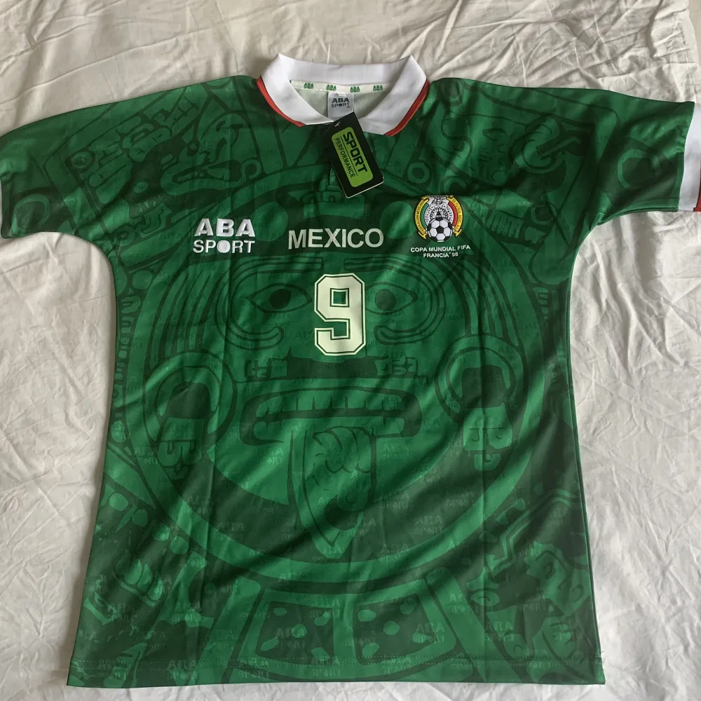 En retro Mexico tröja från vm 98 med Hugo Sanchez på baksidan helt ny aldrig använd—-kom gärna med frågor!!💯🇲🇽. T-shirts.