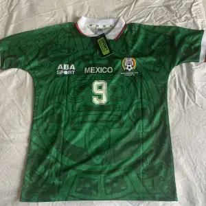 En retro Mexico tröja från vm 98 med Hugo Sanchez på baksidan helt ny aldrig använd—-kom gärna med frågor!!💯🇲🇽