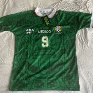 Mexico Retro Fotbollströja Jersey  - En retro Mexico tröja från vm 98 med Hugo Sanchez på baksidan helt ny aldrig använd—-kom gärna med frågor!!💯🇲🇽
