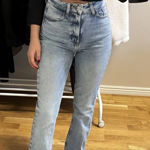 Blåajeans - Säljer de här snygga blåjeansen från zara🤍passar även storlek 34🥰 pris kan diskuteras🤍