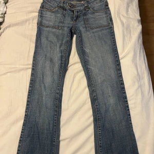 Only Jeans  - Supersnygga Bootcut jeans från Only lågmidjade. Köpt i tidigt 2000-tal. Väldigt bra skick, Pris går att diskuteras, skriv om ni har några frågor💘 Obs! Köparen står för frakt!