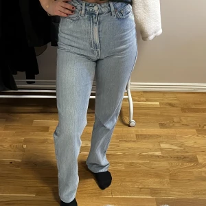 Blåajeans  - Säljer dessa blåa jeans från weekday. Så snygga och passar allt!🤍