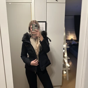 Dunjacka Zara - Marinblå/mörkblå dunjacka från Zara. Knappt använd, i storlek M men liten i storleken. 