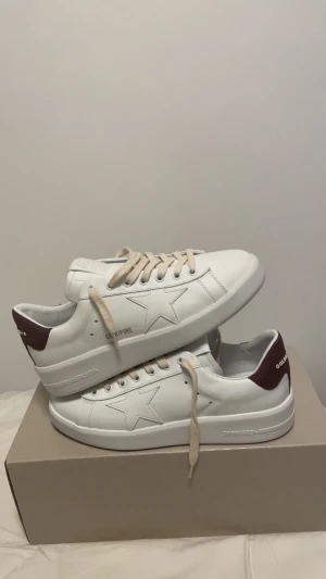 Golden goose skor - Helt nya storlek 40 men stora i storlek. Nypris 5150kr är de är helt nya som man kan se.
