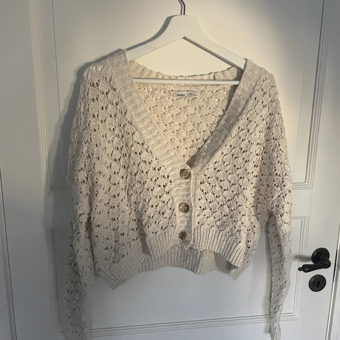 Of white stickad kofta från pull and bear 