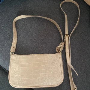 Väska  - Väska. Använts några gånger men inget man ser tydligt. Får plats med mycket!