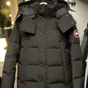 Canada goose Wyndham - Canada goose Wyndham, mycket fint skick. Använd en halv säsong, inga fel samt rökfri! Köpt från Johnells. Kvitto finns 