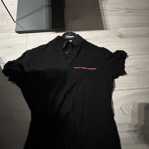 Prada Piké  - Hej, säljer min Prada piké tröja. Jätteifint skick! Har även mera kläder så tveka inte att fråga. Kan både skickas eller mötas upp. Mvh Johanna.